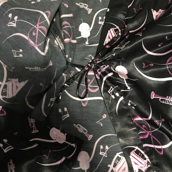 SATIN MUSICAL THEMED ROBE - Picture 5 of 6